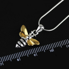 dimensions collier abeille Collier pendentif petite abeille trésor