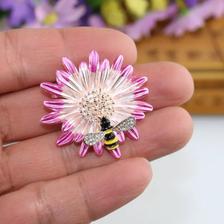 Broche délicate abeille butinant une marguerite modèle rose
