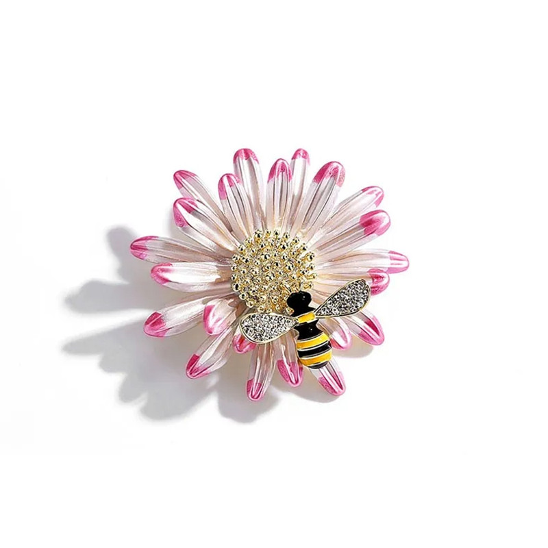 Broche délicate abeille butinant une marguerite - modèle rose