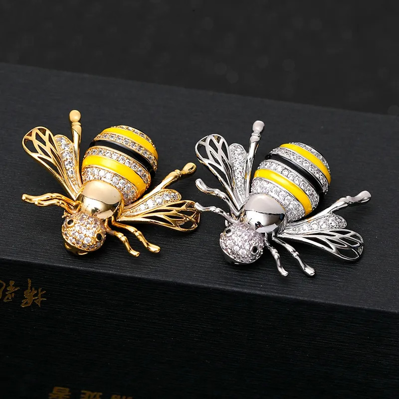 Broche abeille argentée ou dorée