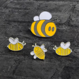 vue complète Kit famille de 4 petites abeilles en pins - pins