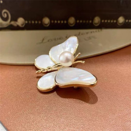 Broche Papillon Blanc avec Perle Vue Côté