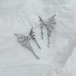 vue détaillées des Boucles d'oreilles papillon avec papillons design et stras