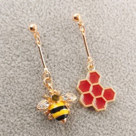Boucles d'oreilles abeille plus nid d'abeille hexagonal en émail rouge