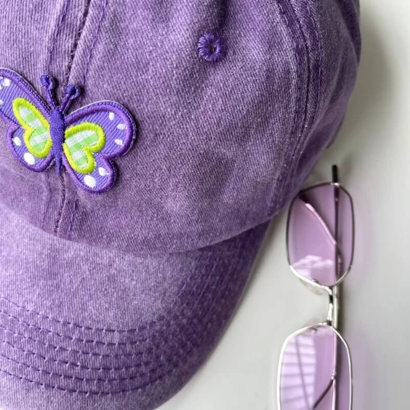 détails Casquette Papillon Violet Brodé