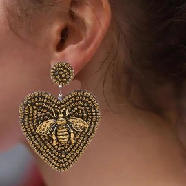 boucles d'oreilles longues abeille vintage couleur or portées